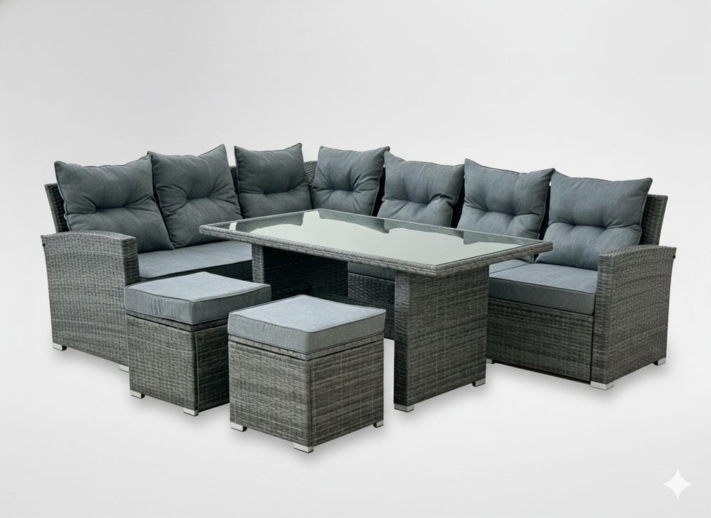 Hagemøbelsett i rattan – hjørnesofa, bord og puffer i beige