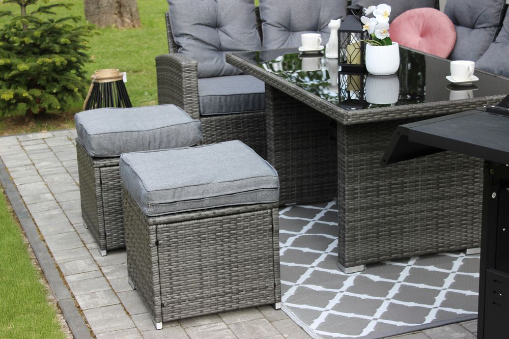 Hagemøbelsett i rattan – hjørnesofa, bord og puffer i beige